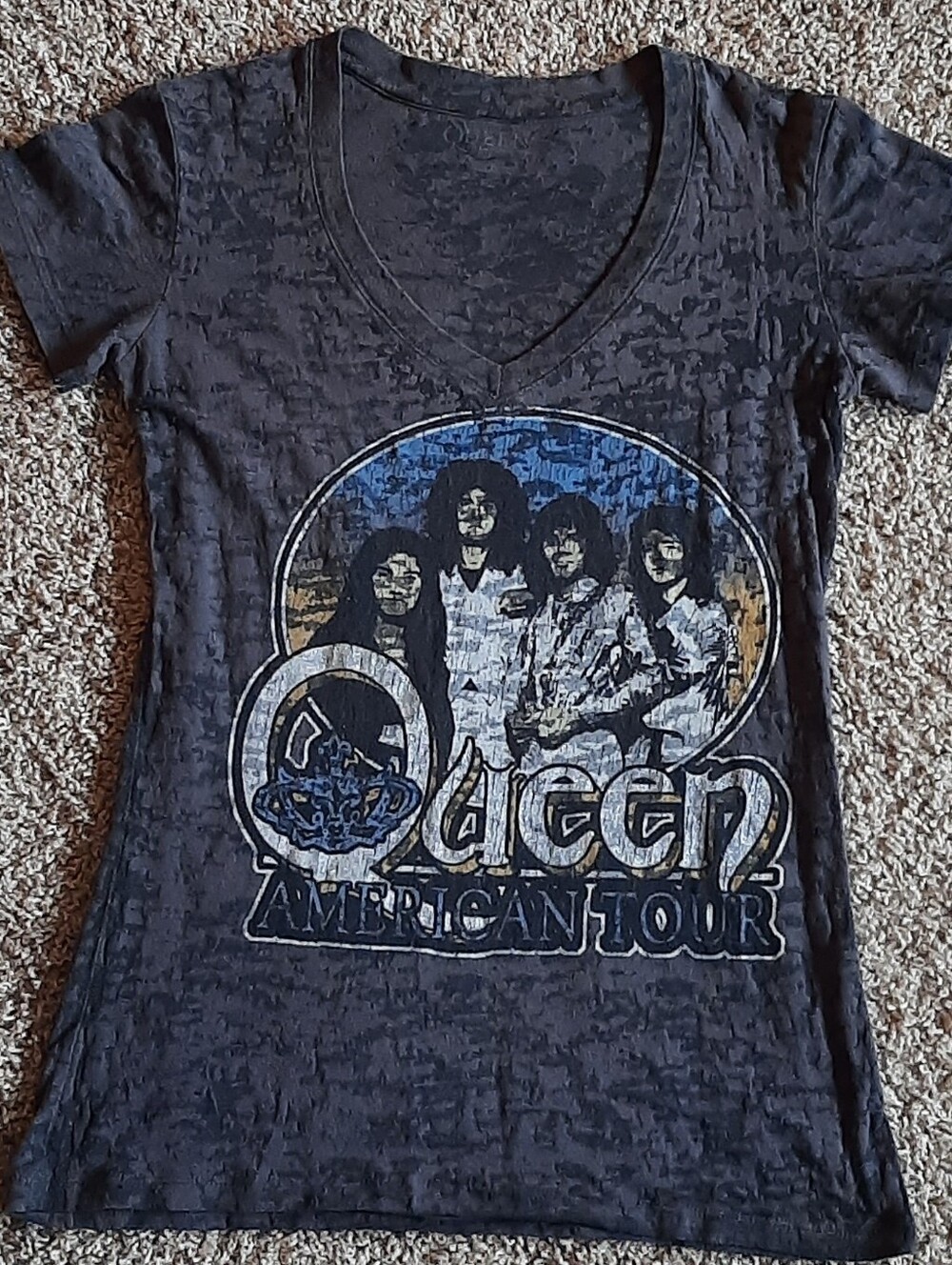 Queen Tee In Good Condition - Picture 2 of 5